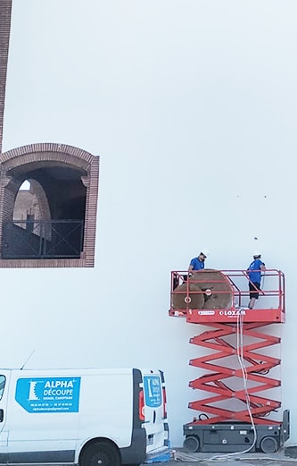 Découpe façade béton pour création ouverture pour installation ascenseur PMR Théâtre Miramas